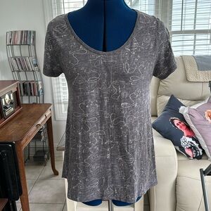 5/$20 Lu La Roe perfect T, size M, gray with cream. Antique telephone print.